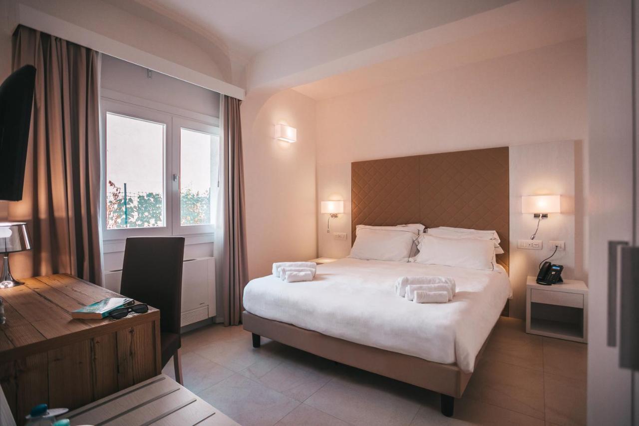 Hotel Moresco サンタ・テレーザ・ガッルーラ エクステリア 写真